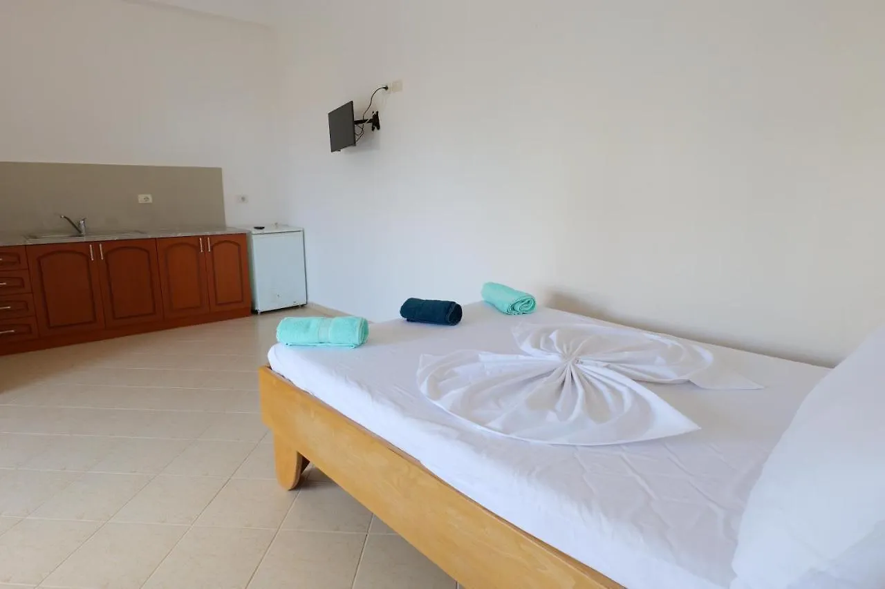Hotel Ecuador Ksamil 3*,